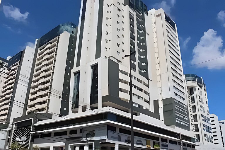 Ótimo Apto com shopping e piscina