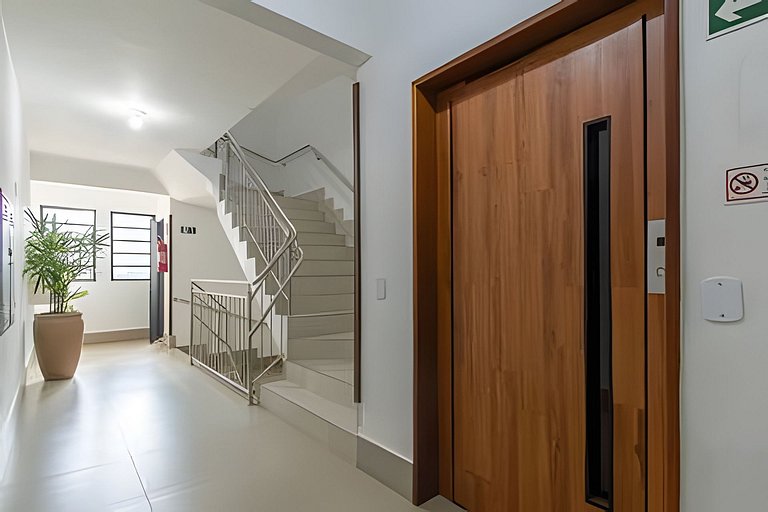 Studio bem localizado com vista livre e a/c