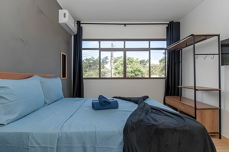 Studio bem localizado com vista livre e a/c
